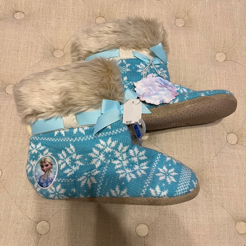 NWT Disney Frozen Slippers- Size 4/5 (kids)